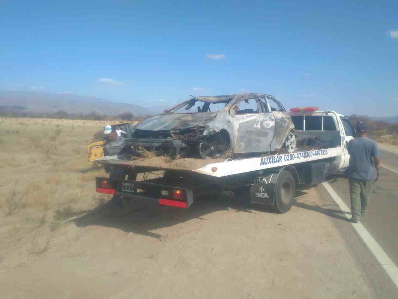 Aimogasta: Policía ebrio volcó y su automóvil se incendió Aimogasta: Policía ebrio volcó y su automóvil se incendió