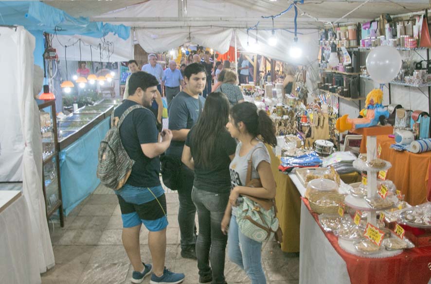 Hasta el domingo puede visitarse la Feria de Artesanos en la plaza ...