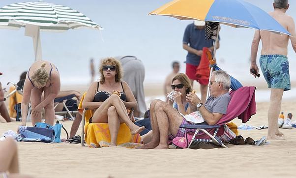 Resultado de imagen para comiendo en la playa