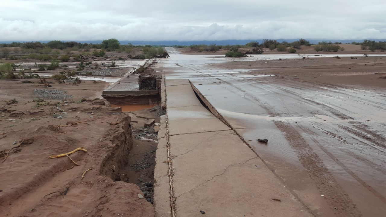 Tránsito interrumpido en tramo de la ruta 40 por crecida de río