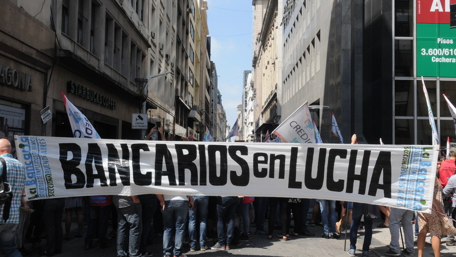 Bancarios cerraron un aumento del 50% con cláusula gatillo por inflación