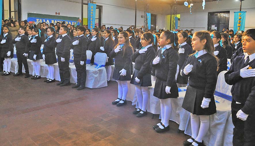 Alumnos de 4to grado expresaron sus sentimientos hacia la Bandera Nacional