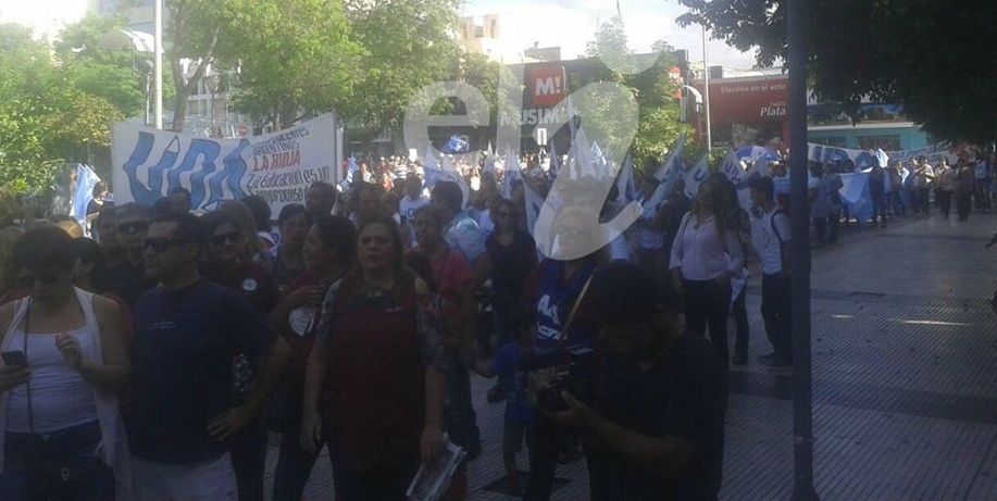 Los docentes marcharon en plaza 25 de Mayo