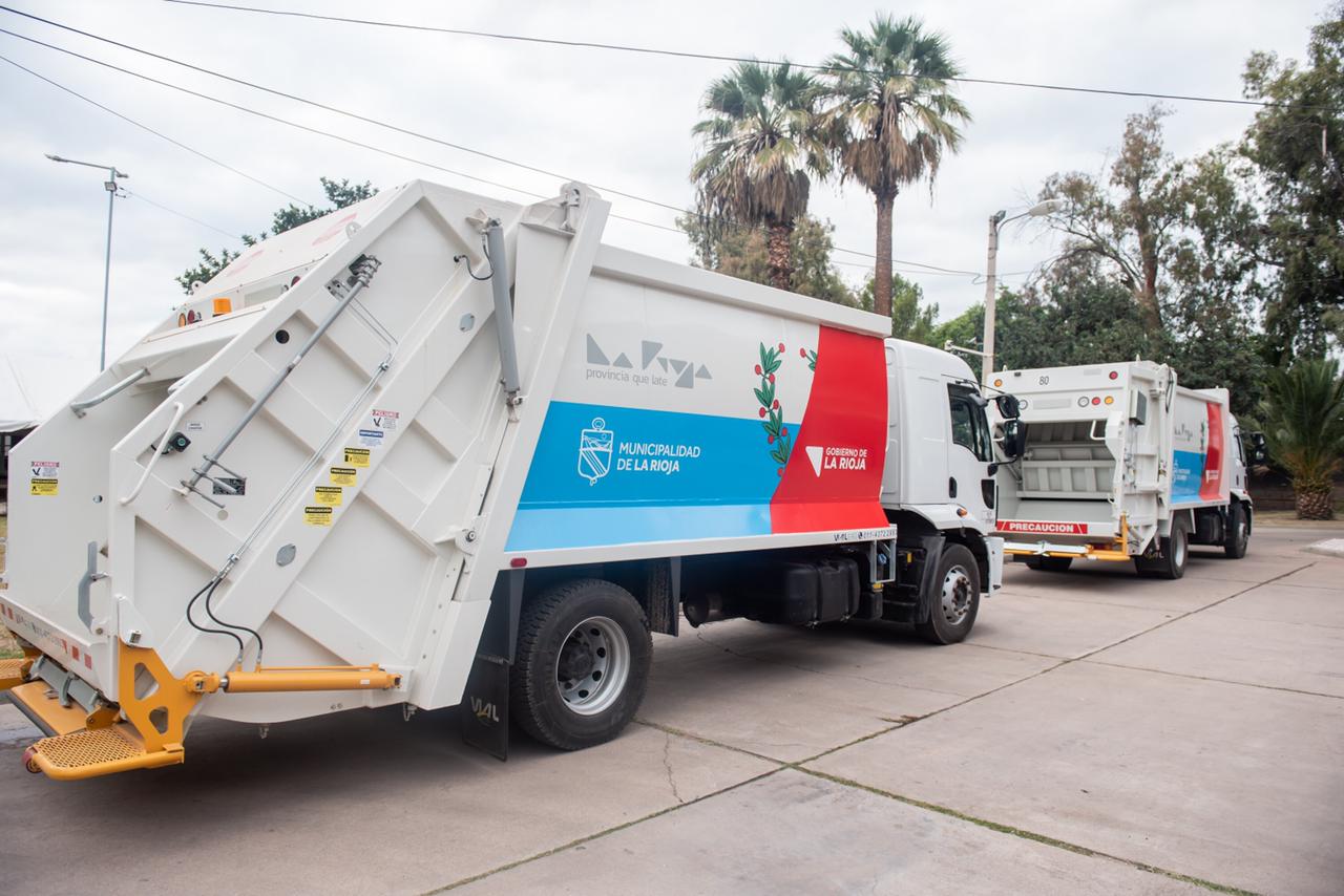 El Gobierno Provincial entregó camiones recolectores de residuos 0km para  el Municipio de Capital