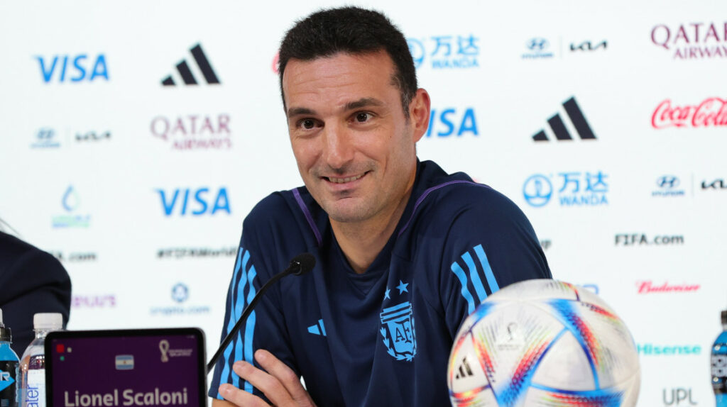 Scaloni participó en un curso de formación de entrenadores en la Argentina