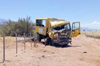 Vuelco de camion defensa civil